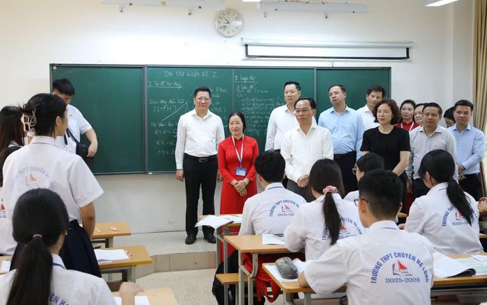 Bộ trưởng Hoàng Minh Sơn trò chuyện với học sinh trường THPT Chuyên Hạ Long.