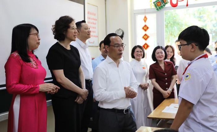 Bộ trưởng Hoàng Minh Sơn thăm trường Tiểu học và THCS Hà Tu.