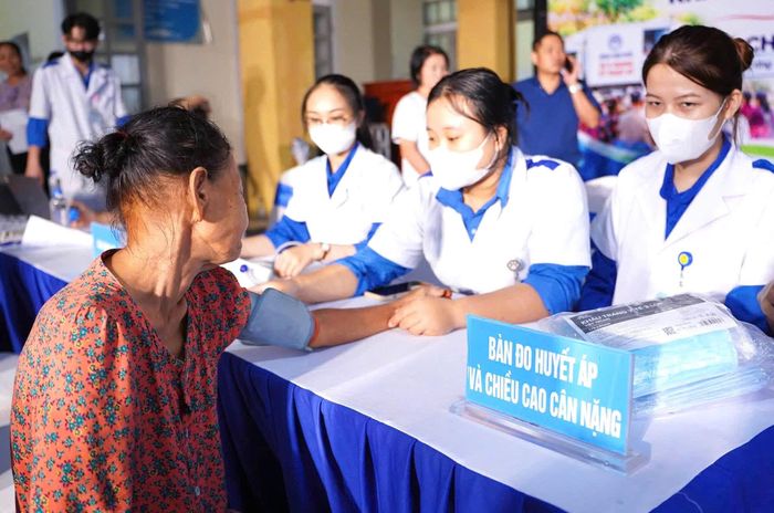 Người cao tuổi được tiếp cận các dịch vụ khám, sàng lọc bệnh lý hô hấp ngay tại địa phương.