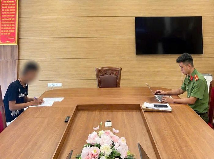 Cán bộ Phòng An ninh mạng, Công an thành phố Quảng Ninh làm việc với người vi phạm