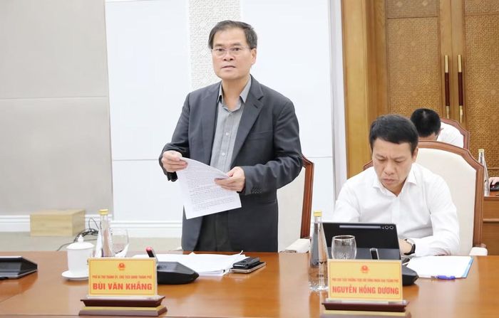 Ông Bùi Văn Khắng, Phó Bí thư Thành ủy, Chủ tịch UBND thành phố Quảng Ninh báo cáo.