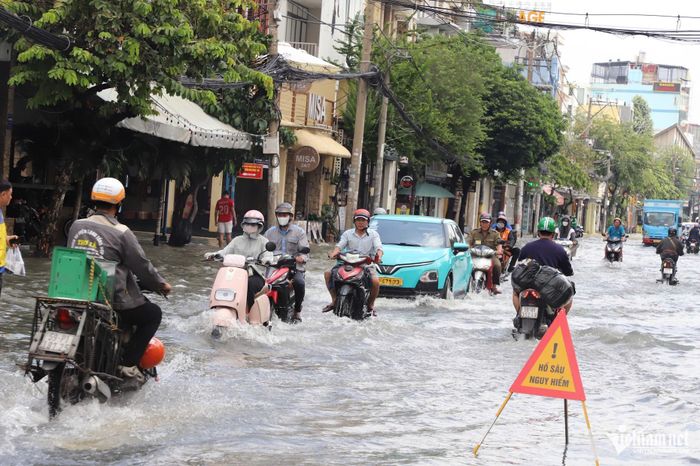 Ngập sâu trên đường Nguyễn Văn Khối ngày 8/10, lực lượng chức năng cắm biển cảnh báo để đảm bảo an toàn giao thông. Ảnh: Tuấn Kiệt