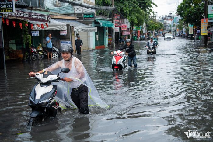 Người dân TPHCM chật vật trên những cung đường ngập sâu. Ảnh: Tuấn Hùng