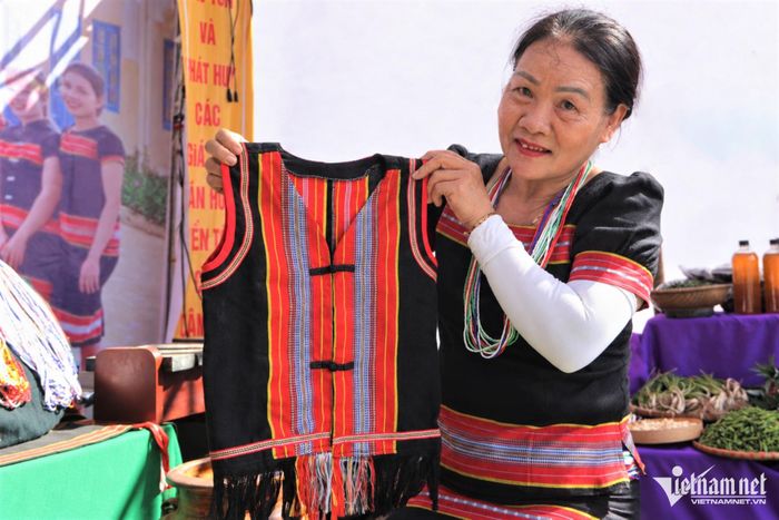 Bà Nhiên giới thiệu trang phục truyền thống của người Gié Triêng.