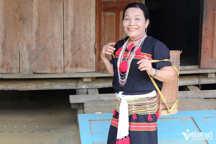 Bà Hồ Thị Hà trong trang phục truyền thống của người Ca Dong do mình tự may.