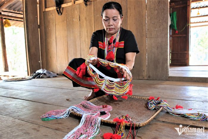Bà Hà giới thiệu những chuỗi cườm truyền thống của người Ca Dong do mình làm.