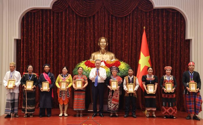 Bà Lê Thị Hồng Nhiên (thứ 3 từ phải sang) nhận quà từ Tổng Bí thư, Chủ tịch nước Tô Lâm. Ảnh: Văn phòng Chủ tịch nước