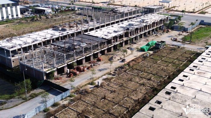 Những căn nhà liền kề đang được triển khai xây dựng. Ảnh: Minh Khôi