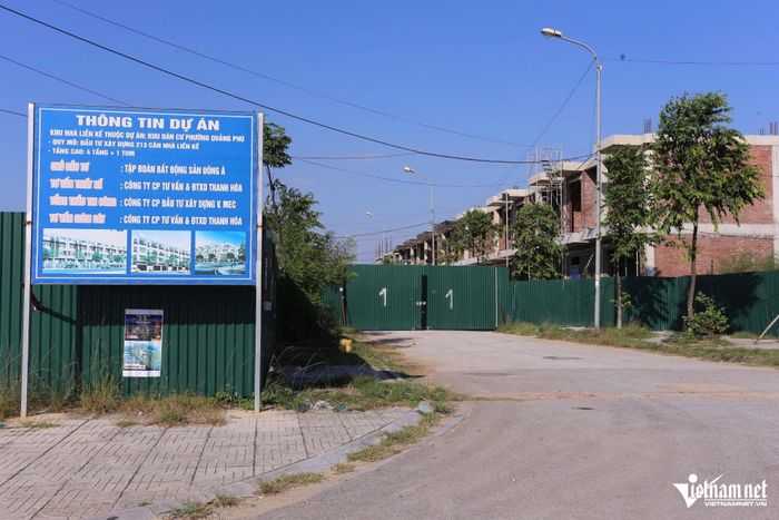 Cổng vào đóng kín, phía ngoài là Bảng thông tin dự án. Ảnh: Minh Khôi