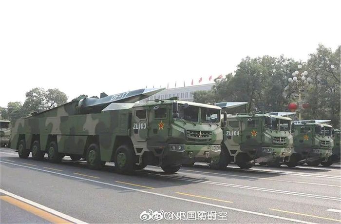 Tên lửa DF-17 (hay Đông Phong-17, Dongfeng-17) là dòng tên lửa đạn đạo tầm trung cơ động do Trung Quốc chế tạo, được trang bị phương tiện lướt siêu vượt âm HGV DF-ZF có khả năng di chuyển với tốc độ tối thiểu Mach 5, tương đương khoảng 1,6 km mỗi giây. Ảnh: armyrecognition.com
