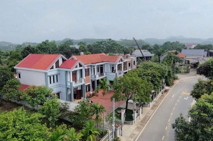 Căn nhà của vợ chồng chị Thảo đang được xây dựng, nằm cạnh nhà của các anh trai