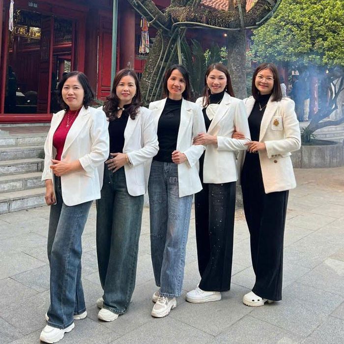 Chị Thảo (ngoài cùng bên phải) bên cạnh các chị dâu