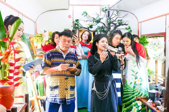 Toa tàu trở thành một "sân khấu thu nhỏ", giúp du khách có trải nghiệm thú vị, hoà mình vào những làn điệu dân gian, nhạc cụ truyền thống