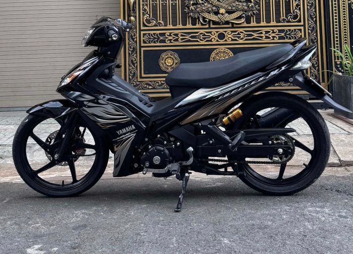Chiếc xe được trang bị dàn áo Jupiter MX 135 từ Indonesia.