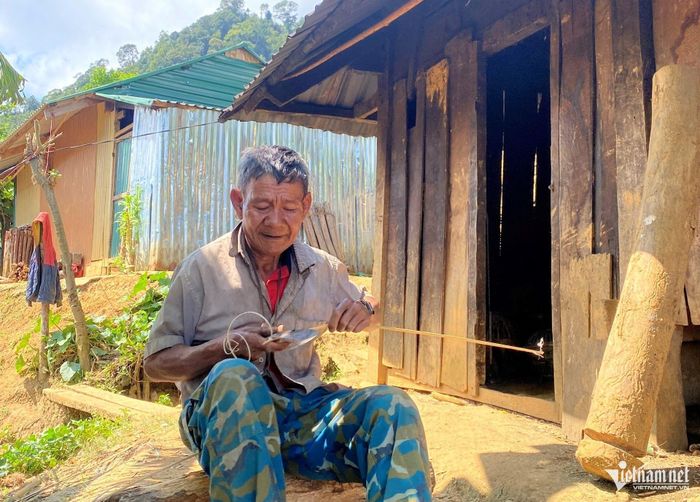 Ông A Rơi, làng Kon Tuông cho biết chưa có nguồn thu nhập ổn định nên cuộc sống gia đình còn nhiều khó khăn . Ảnh: Ngọc Chí