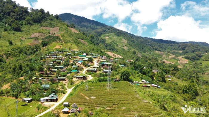 Năm 2025, tỉnh Kon Tum (cũ) đã đầu tư 3,2 tỷ đồng làm con đường bê tông lên làng Kon Tuông, giúp đồng bào Xơ Đăng nơi đây thoát khỏi cảnh đi bộ khi xuống trung tâm xã. Ảnh: Ngọc Chí