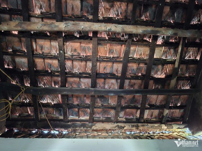 Căn nhà bà Lộc hiện xuống cấp, xà gồ bị mối mọt
