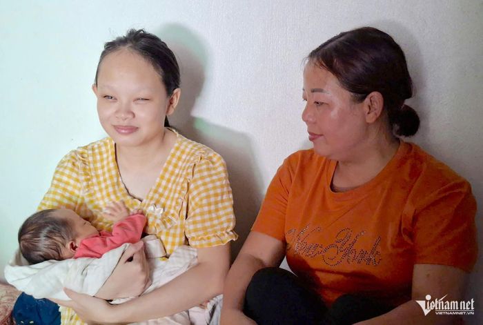 Gia đình thuộc diện cận nghèo, bà Lộc thêm chật vật khi phải lo cho cả các con lẫn cháu nhỏ