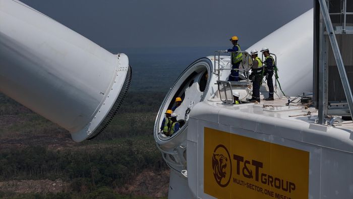 Kỹ sư, công nhân thi công lắp đặt tuabin gió tại dự án Savan 1 của T&T Group. Ảnh: Anh Chiến.