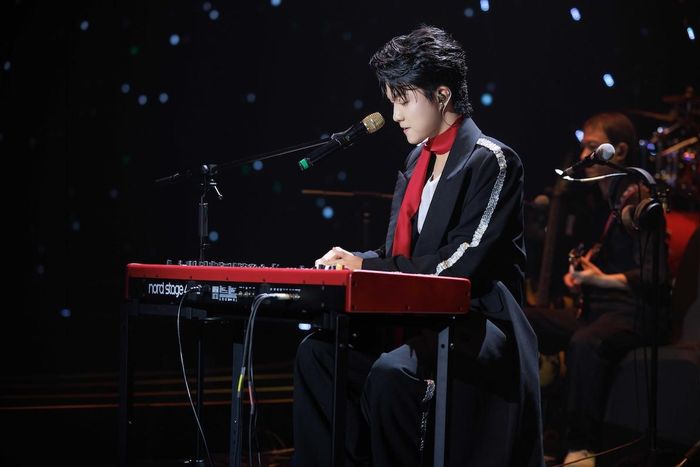 Kim Jae Bin gây ấn tượng khi tự đệm đàn piano.