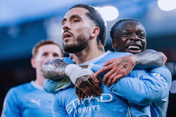 Với bệ phóng Doku, Cherki trình diễn như một nghệ sĩ. Ảnh: MCFC