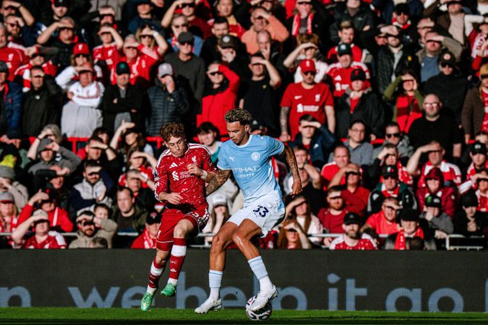 Lối đá pressing cường độ cao của Liverpool và sức ép khán đài khiến Man City lúng túng trong hiệp 1. Ảnh: MCFC