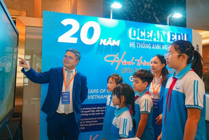 Các bạn học sinh hào hứng khám phá công nghệ học tập