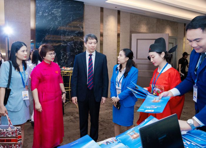 Thứ trưởng Bộ GD&ĐT Phạm Quang Hưng tham quan gian hàng Ocean Edu