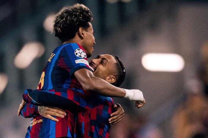 Yamal ăn mừng bàn thắng vào lưới Feyenoord với Raphinha ở lượt mở màn Champions League. Ảnh: FCB