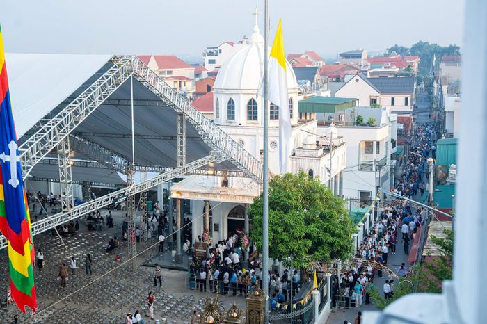 Khách hành hương từ nhiều nơi đã về Trung tâm Hành hương Thánh Phê-rô Lê Tùy, Giáo xứ Bằng Sở. Ảnh: TGP Hà Nội