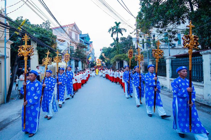 Lễ rước kiệu Cha Thánh Phê-rô Lê Tùy quanh làng Bằng Sở. Ảnh: TGP Hà Nội