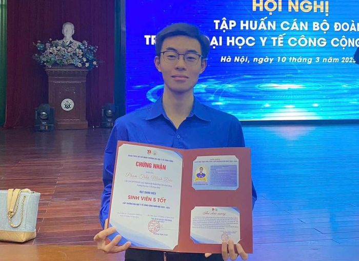 Đức đạt danh hiệu "Sinh viên 5 tốt". Ảnh: NVCC