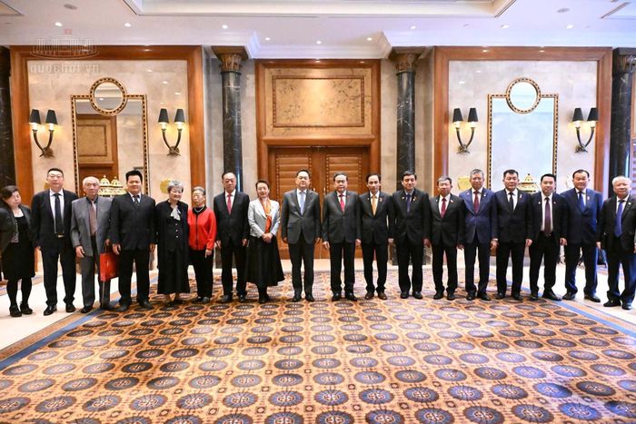 Chủ tịch Quốc hội Trần Thanh Mẫn với các nhân sĩ hữu nghị Trung Quốc. Ảnh: Media QH