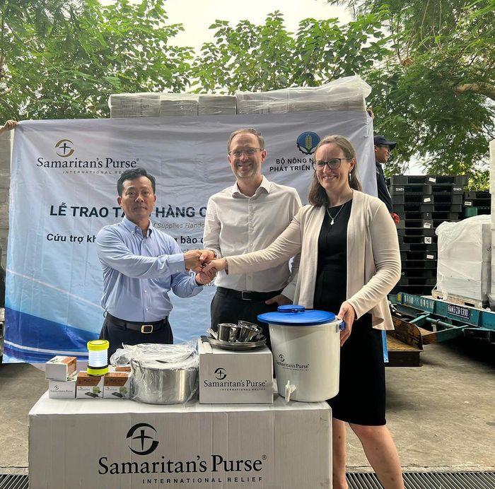 Tổ chức Samaritan's Purse trao tặng số hàng bằng hiện vật có tổng giá trị khoảng 116.000 USD hỗ trợ Việt Nam khắc phục hậu quả của bão số 3 (tháng 9/2024). Ảnh: VGP