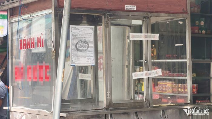 Xe bán bánh mì liên quan đến vụ nghi ngộ độc đã được niêm phong để phục vụ điều tra. Ảnh: N.T
