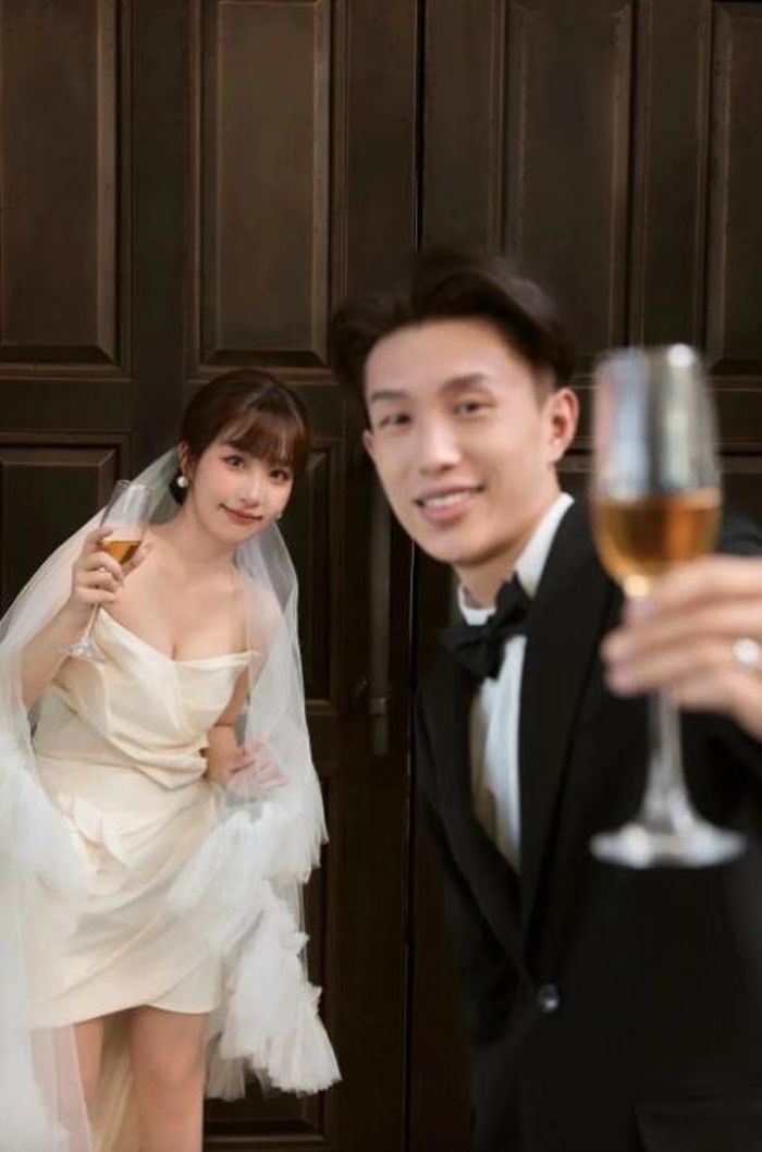 Rất nhiều người đến chung vui cùng cặp đôi. Ảnh: QQ