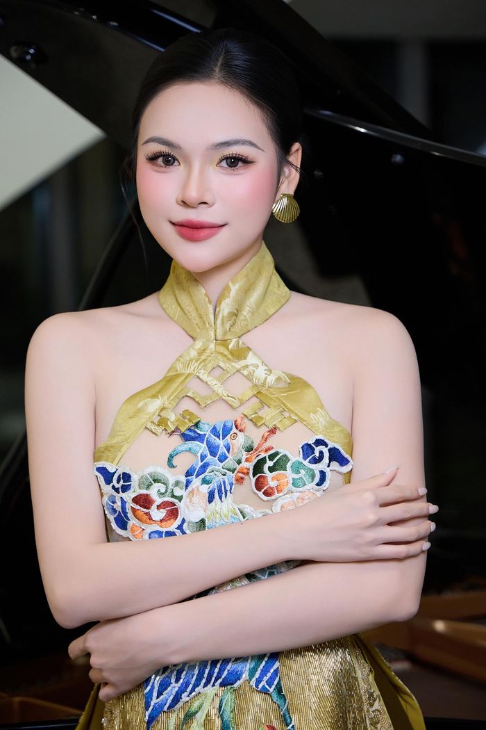 Hiện Đoàn Linh đang học thạc sĩ ngành Lý luận và phương pháp dạy học âm nhạc tại Trường ĐHSP Nghệ thuật TW.