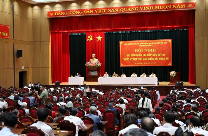  Thường trực Ban Bí thư Trần Cẩm Tú cùng Đoàn đại biểu Quốc hội thành phố tiếp xúc cử tri các phường Hải Châu, Hòa Cường, Thanh Khê, An Hải và Sơn Trà.