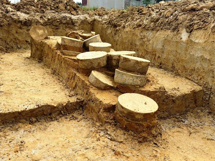 Các lon sành được xếp thành 3 lớp chồng so le lên nhau, phần lớn được đặt úp miệng xuống dưới.