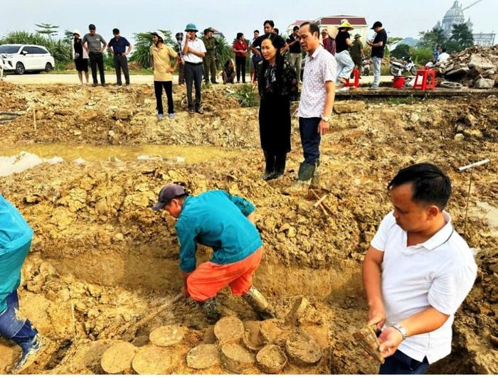 Cơ quan chức năng tiến hành khai quật hiện vật.