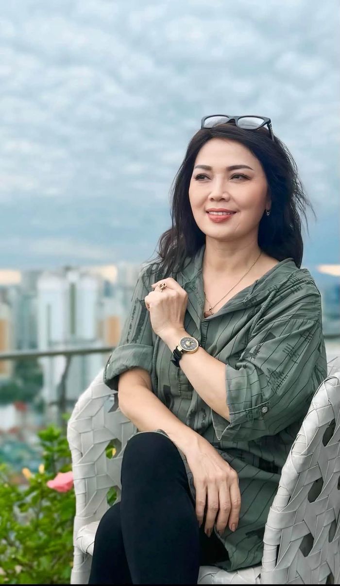 NSND Kỳ Thái Bảo trẻ trung tuổi 62.