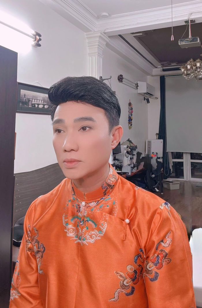Ca sĩ Quang Linh hài hước mô tả bản thân: "Mơ khách đường xa, khách đường xa/Dặm chi lắm phấn chừ nhìn không ra".