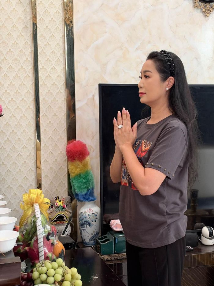 NSND Trịnh Kim Chi nhiều tâm sự trong ngày giỗ mẹ. 