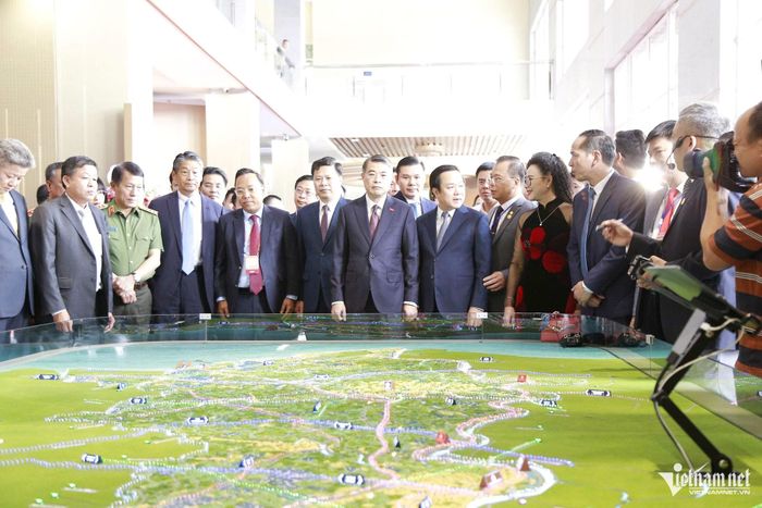 Thủ tướng Lê Minh Hưng xem quy hoạch tỉnh Hưng Yên thời kỳ 2021 - 2030, tầm nhìn đến năm 2050