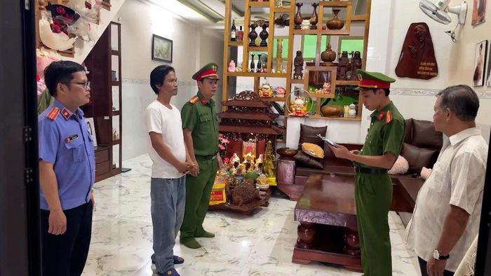 Cảnh sát đọc lệnh bắt tạm giam Đỗ Thành Tín, chủ kênh "Già làng Tây Nguyên". Ảnh: Công an Quảng Ngãi