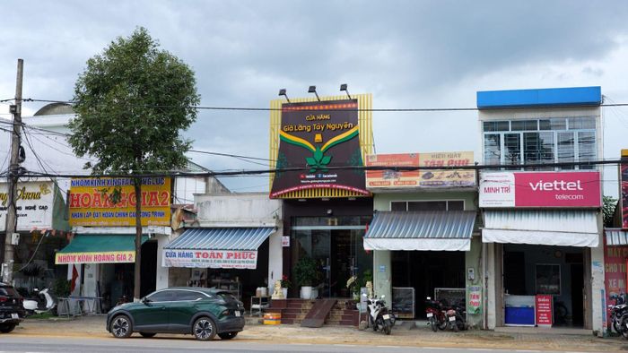 Cửa hàng Già làng Tây Nguyên trên đường Phan Đình Phùng, phường Kon Tum. Ảnh: Công an Quảng Ngãi