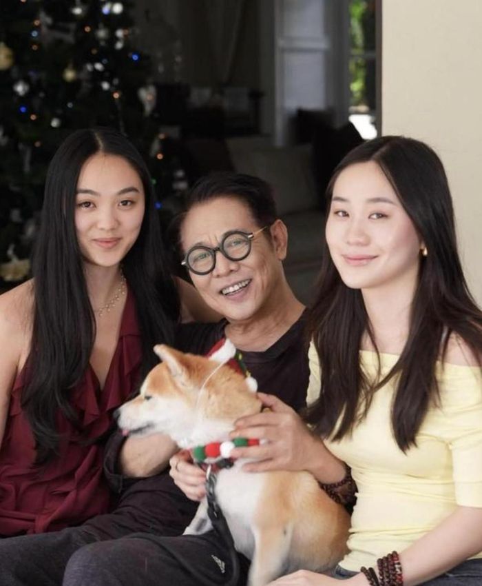Lý Liên Kiệt thường xuyên đăng ảnh cùng 2 cô gái với vợ hiện tại lên mạng xã hội. Ảnh: Sina