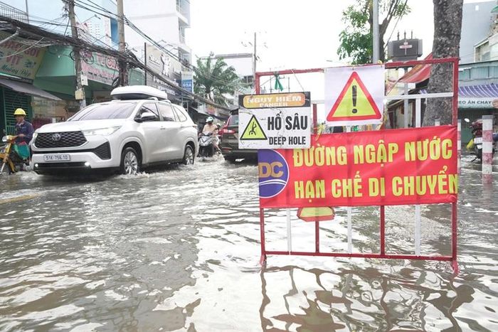  Người dân được khuyến cáo chủ động theo dõi diễn biến triều cường, lựa chọn lộ trình phù hợp và hạn chế đi qua các khu vực ngập sâu để bảo đảm an toàn.