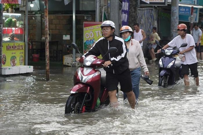  Cơ quan khí tượng nhận định đây là một trong những kỳ triều cường cao trong năm. Mưa lớn kết hợp triều cường có thể gây ngập úng tại các vùng trũng thấp, khu vực ven sông, ảnh hưởng đến giao thông và sinh hoạt của người dân.