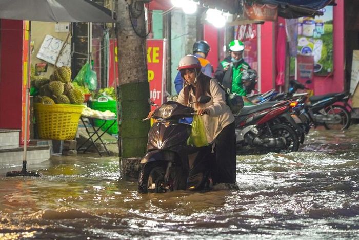  Từ ngày 11 đến 12/10/2026, mực nước đỉnh triều tiếp tục lên cao, có khả năng đạt 1,90–1,95m tại trạm Thủ Dầu Một. Tại các trạm Phú An và Nhà Bè, mực nước có thể dao động 1,70–1,75m, cao hơn báo động 3 khoảng 0,10–0,15m. Đỉnh triều tại các trạm Phú An và Nhà Bè dự kiến xuất hiện trong khoảng 4–6h và 16–18h; tại trạm Thủ Dầu Một khoảng 6–8h và 18–20h.